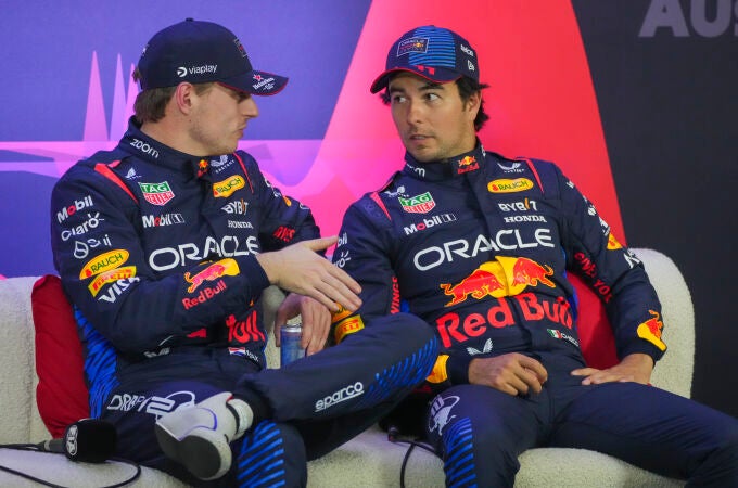 Max Verstappen dialoga con Sergio Pérez en Albert Park