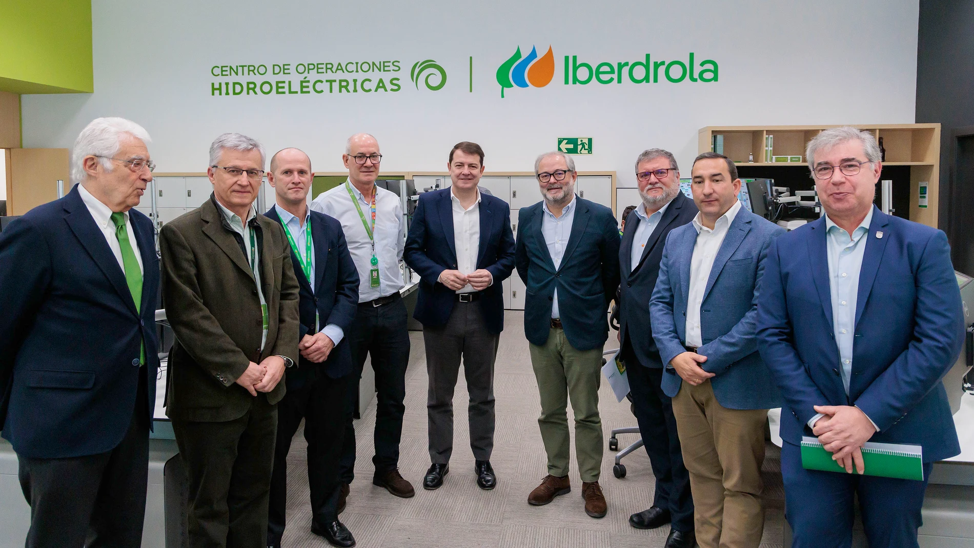 Fernández Mañueco junto con los directivos de Iberdrola en las instalaciones de Salamanca