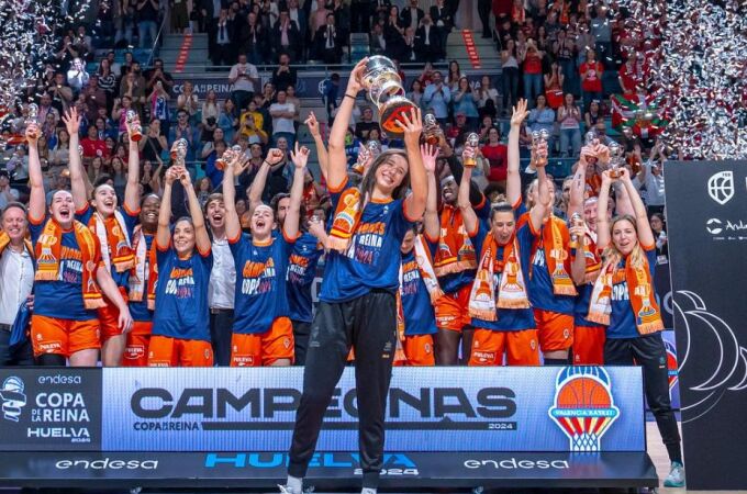 Raquel Carrera levantó el título de campeonas de la Copa de la Reina para el Valencia Basket