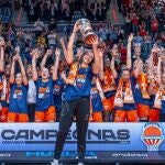 Raquel Carrera levantó el título de campeonas de la Copa de la Reina para el Valencia Basket