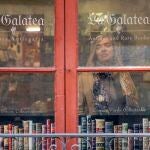 La Galatea cierra por desalojo en próximo 30 de marzo, después de casi tres décadas especializada en la compra y venta de libros antiguos. En la imagen Begoña Ripoll, propietaria de la librería.