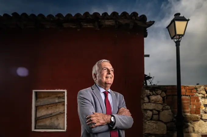 Carlos Rivera, el alcalde madrileño sin sueldo que lleva 44 años gobernando con mayoría absoluta
