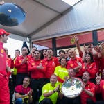 Sainz, en plena celebración de la victoria en Australia con miembros de Ferrari