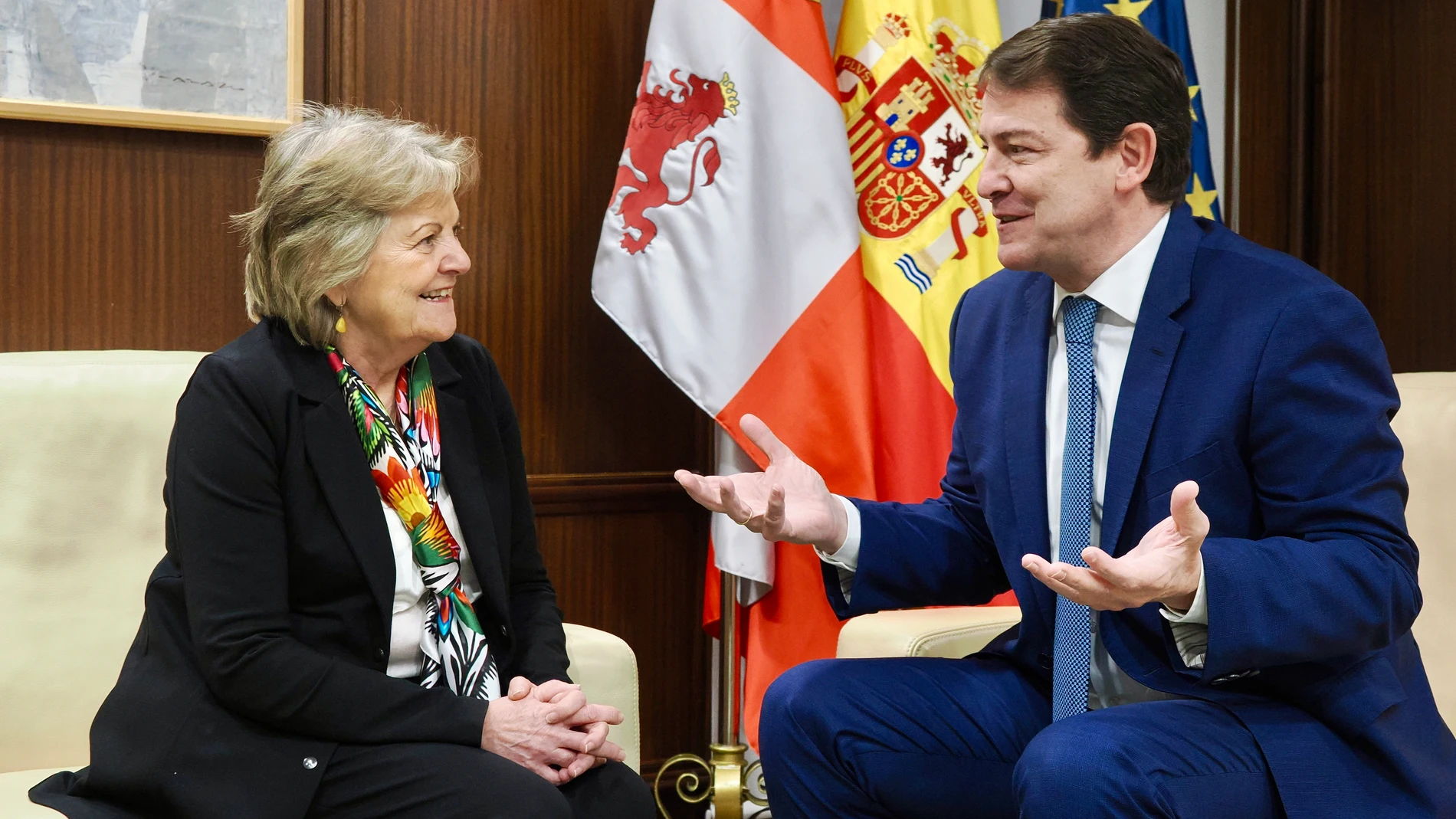 Alfonso Fernández Mañueco durante un reciente encuentro con la comisaria de Cohesión y Reformas de la Unión Europea, Elisa Ferreira