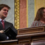 El actual letrado mayor de las Cortes y secretario general del Congreso de los Diputados, Fernando Galindo Elola-Olaso , en una sesión de control del Gobierno, junto a Francina Armengol.