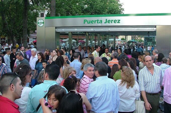 Colas a las puertas de la estación de Puerta de Jerez el día de la inauguración