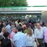 Colas a las puertas de la estación de Puerta de Jerez el día de la inauguración