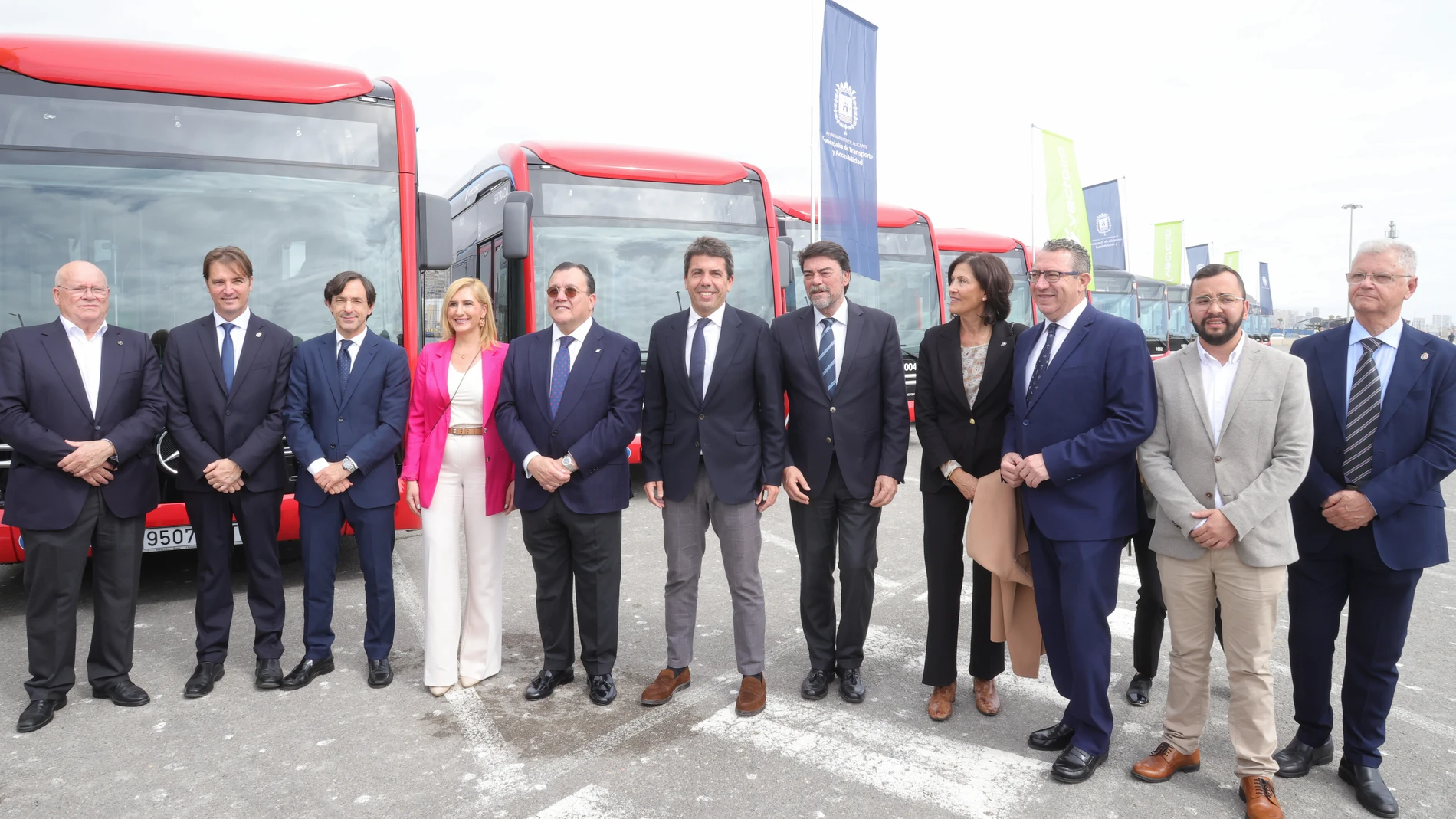 Hoy se han presentado en Alicante 18 nuevos autobuses urbanos eléctricos.