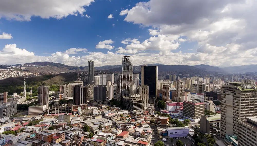 Vista aérea del oeste de Caracas durante un día soleado.
