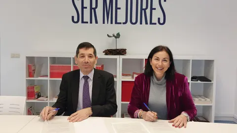 De izquierda a derecha: Paco Hevia, director Corporativo de Galletas Gullón, y Ana María Pérez del Río, presidenta provincial de Cruz Roja