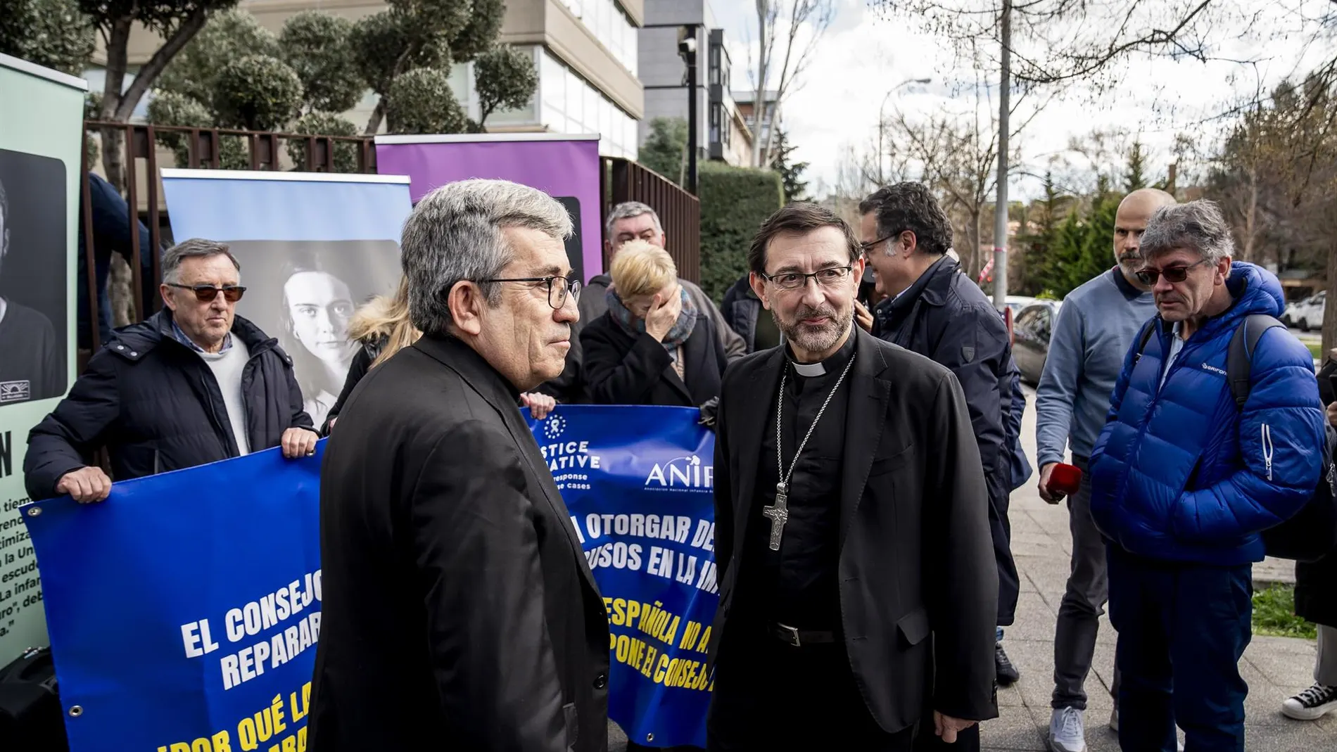 MADRID.-Presidente y vicepresidente de la CEE, Luis Argüello y José Cobo, reciben en su sede a víctimas de abusos en la Iglesia