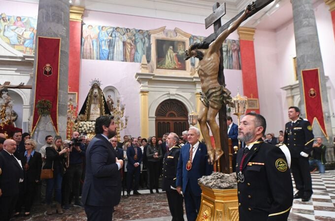 El presidente del Gobierno regional, Fernando López Miras, asiste en la iglesia de San Antolín de Murcia al tradicional besapié del Santísimo Cristo del Perdón