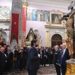 El presidente del Gobierno regional, Fernando López Miras, asiste en la iglesia de San Antolín de Murcia al tradicional besapié del Santísimo Cristo del Perdón