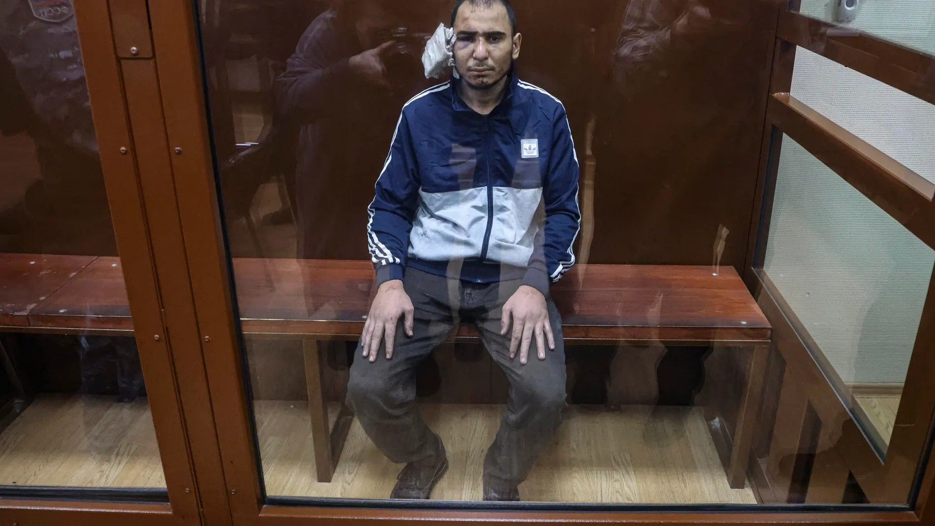 Moscow (Russian Federation), 24/03/2024.- A suspect in the shooting attack on the Crocus City Hall concert venue sits inside a defendant's enclosure during a hearing on pretrial restrictions at Basmanny district court, in Moscow, Russia, 24 March 2024. At least 137 people were killed and more than 180 hospitalized after a group of gunmen attacked the concert hall in the Moscow region on 22 March evening, Russian officials said. Eleven suspects, including all four gunmen directly involved in t...