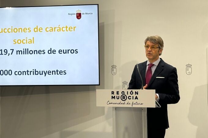 El consejero de Economía, Hacienda y Empresa, Luis Alberto Marín, en rueda de prensa