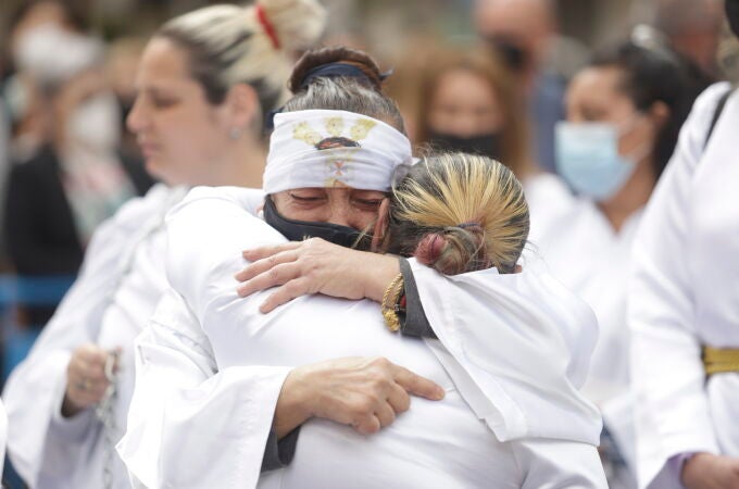 Dos penitentes se abrazan emocionadas antes de la salida de Nuestro Padre Jesús Cautivo en la Semana Santa22. Lunes Santo a 11 de abril del 2022 en Málaga 