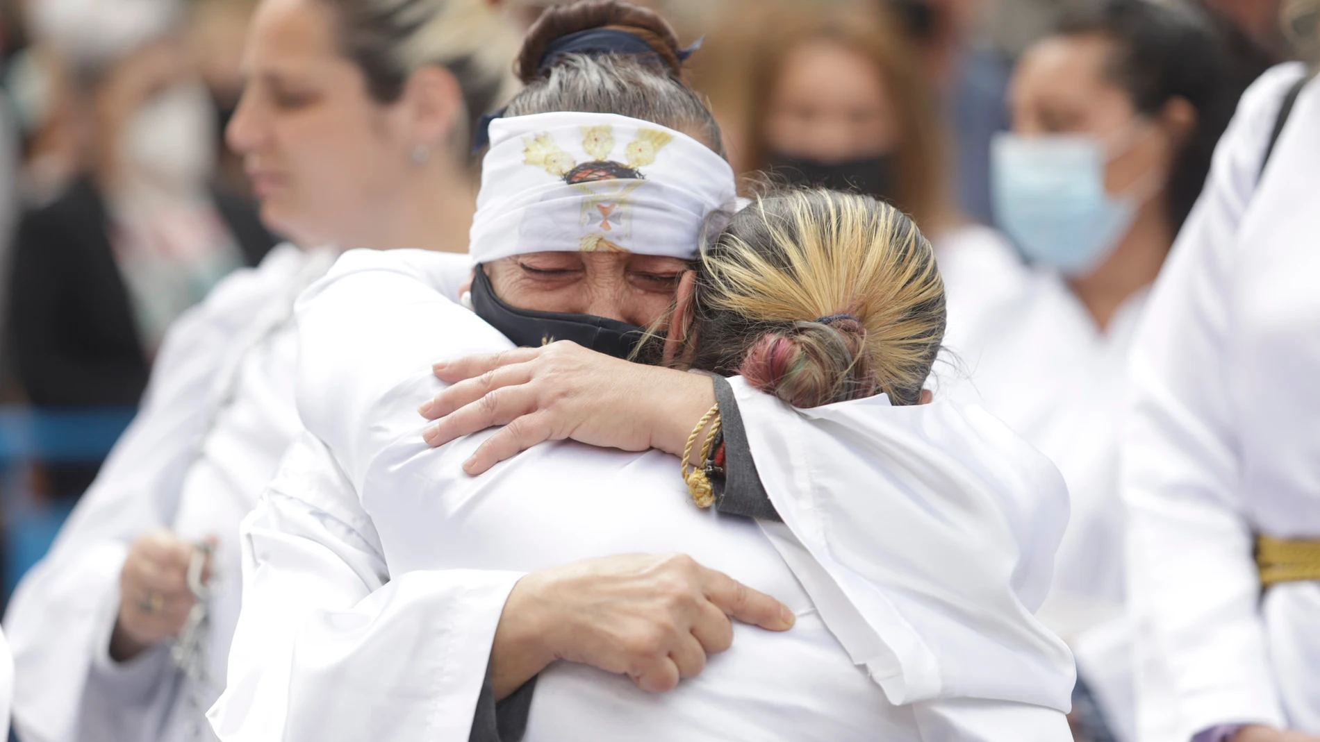 Dos penitentes se abrazan emocionadas antes de la salida de Nuestro Padre Jesús Cautivo en la Semana Santa22. Lunes Santo a 11 de abril del 2022 en Málaga 