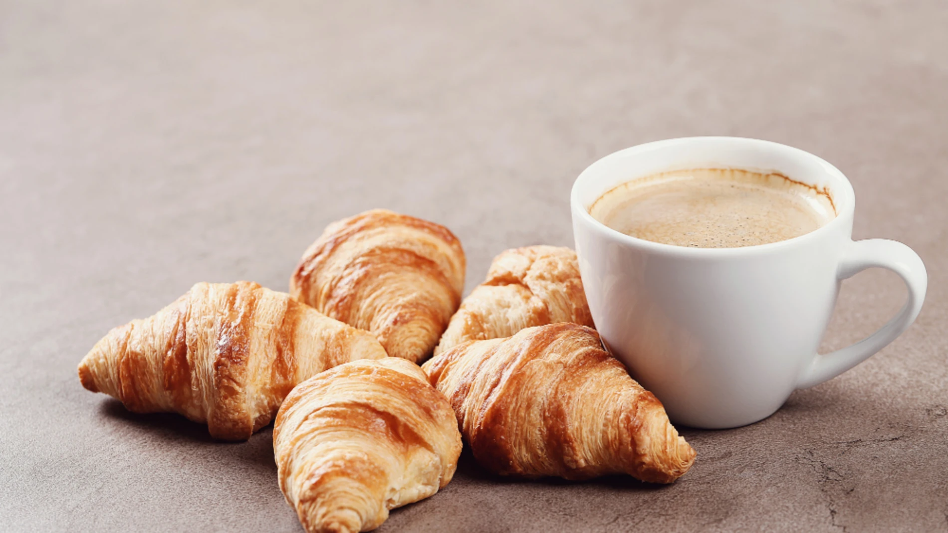 café croissant envejecimiento desayuno