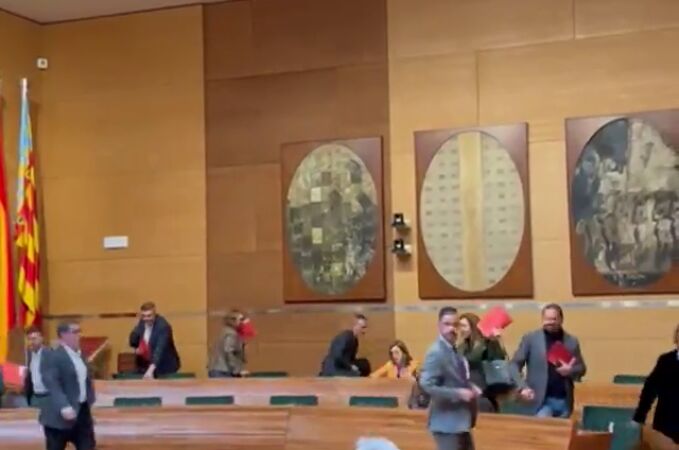Diputados socialistas abandonan el pleno de la Diputación después de que Vox calificara de criminal al PSOE 