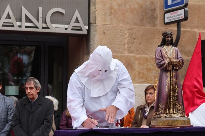 Procesión del Santísimo Cristo del Perdón acompañado por María Santisima de Gracía y Amparo que este Domingo recorre las calles de Salamanca, y donde se ha concedido el indulto a un reo en el acto celebrado ante los juzgados de Salamanca