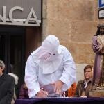 Procesión del Santísimo Cristo del Perdón acompañado por María Santisima de Gracía y Amparo que este Domingo recorre las calles de Salamanca, y donde se ha concedido el indulto a un reo en el acto celebrado ante los juzgados de Salamanca