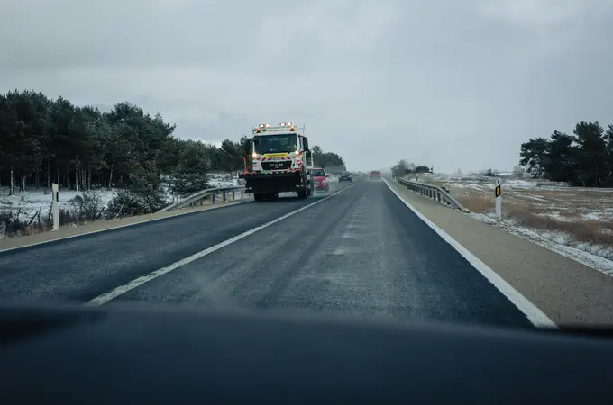 La nieve empieza a dificultar la circulación en las carreteras