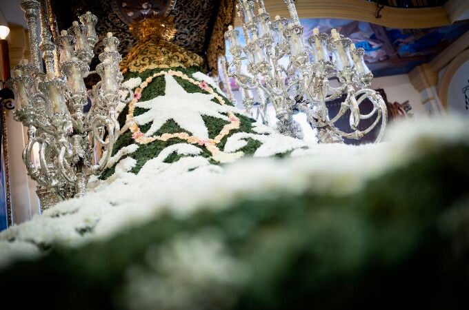 Málaga.- S.Santa.- La Virgen de las Penas vuelve a lucir un manto elaborado con elementos florales naturales