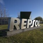 Economía.- Repsol inicia este martes un programa de recompra de acciones por importe máximo de 913,9 millones de euros
