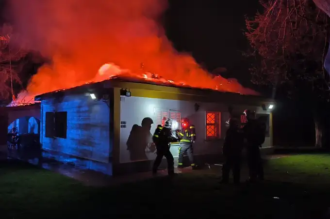 Bomberos extinguen un incendio en un chalet en Aranjuez