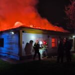 MADRID.-Sucesos.- Bomberos extinguen un incendio en un chalet en Aranjuez