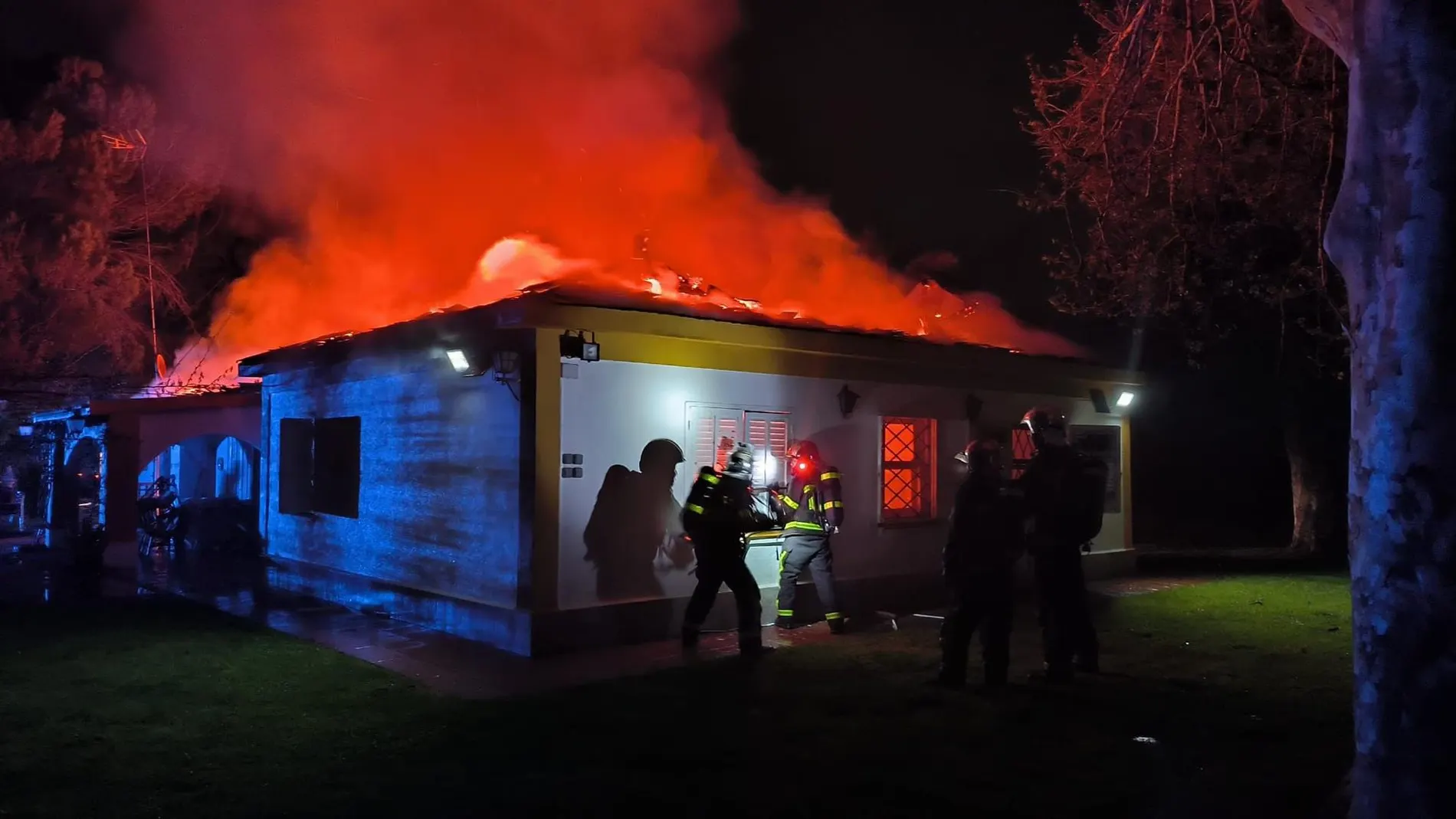 MADRID.-Sucesos.- Bomberos extinguen un incendio en un chalet en Aranjuez