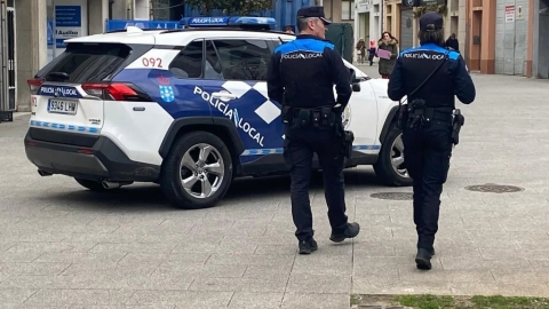 Policía Local de Lugo patrullando. 