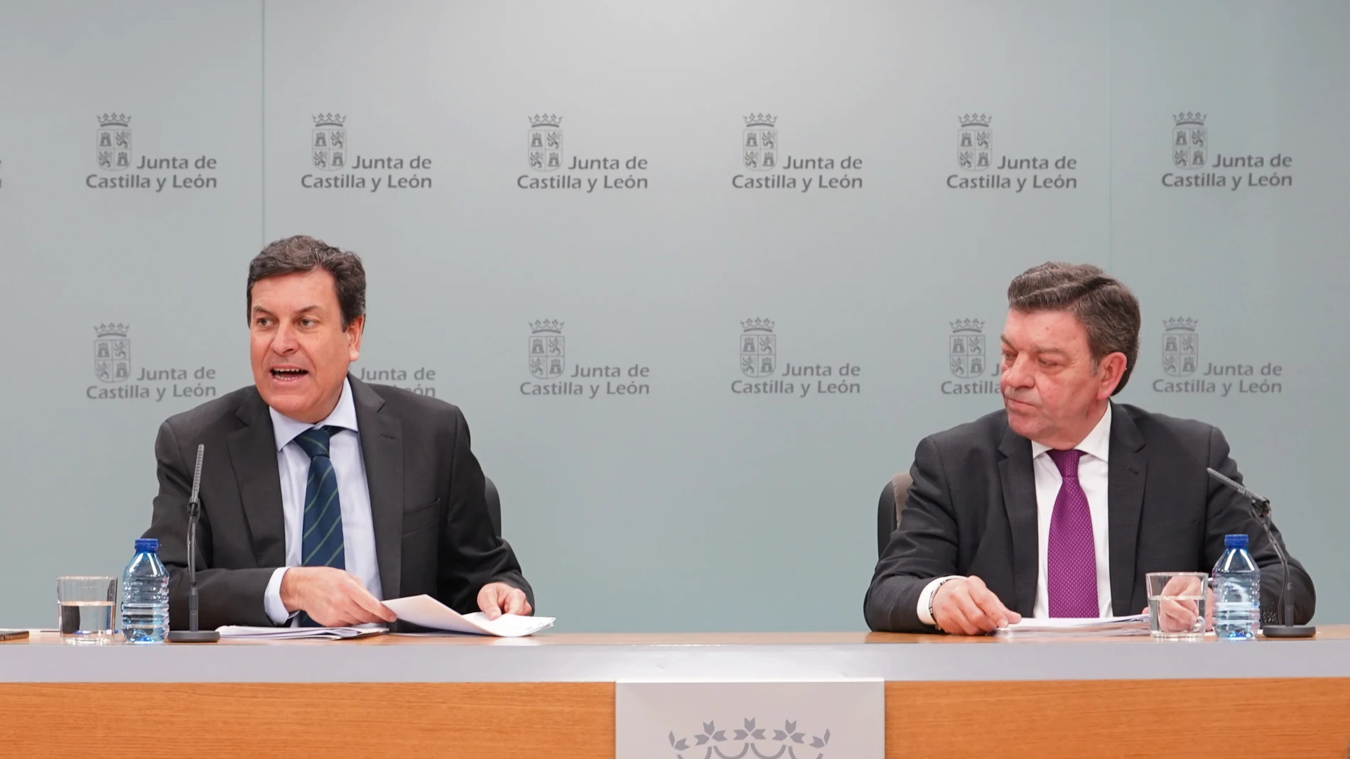 Los consejeros Luis Miguel González Gago y Carlos Fernández Carriedo explican los acuerdos del Consejo de Gobierno