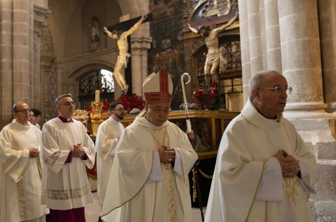 El nuncio apostólico en España y en el Principado de Andorra, Bernardito Auza, concelebra con el obispo de Zamora, Fernando Valera, la Misa Crismal en la Catedral zamoran