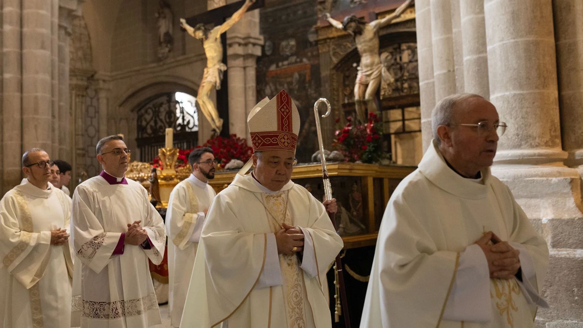 El nuncio apostólico en España y en el Principado de Andorra, Bernardito Auza, concelebra con el obispo de Zamora, Fernando Valera, la Misa Crismal en la Catedral zamoran