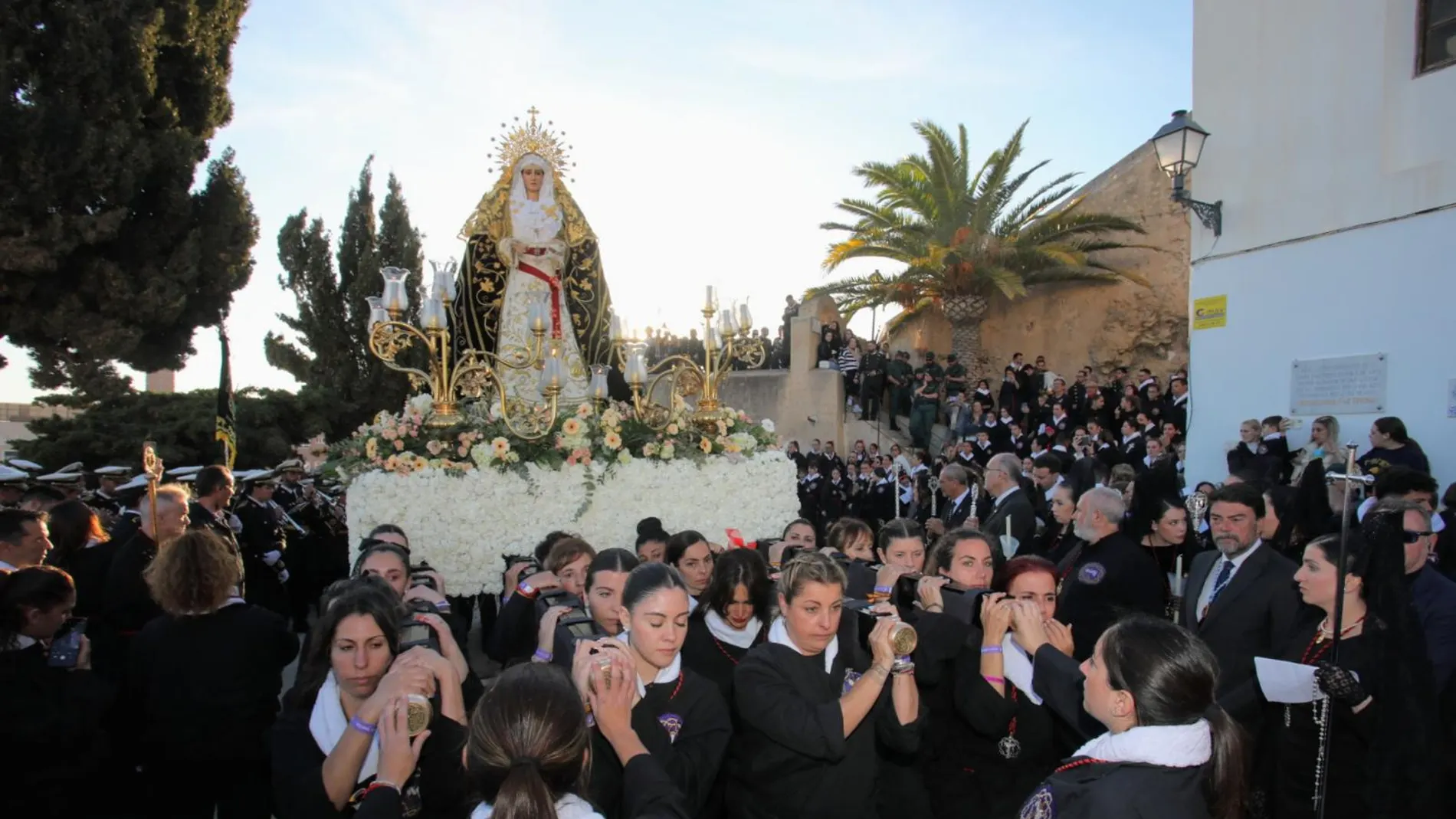 Imagen de archivo de la procesión del barrio de Santa Cruz de Alicante de hoy miércoles.