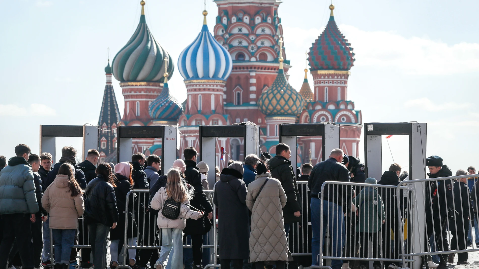 Moscow (Russian Federation), 27/03/2024.- People enter the Red Square through metal detectors amid tighten security measures in the wake of a terrorist attack at the Crocus City Hall concert venue, in Moscow, Russia, 27 March 2024. At least 139 people were killed and more than 180 hospitalized after a group of gunmen attacked the concert hall in the Moscow region on 22 March evening, Russian officials said. Eleven suspects, including all four gunmen directly involved in the terrorist attack, ...