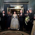 La alcaldesa Catalá aplaude a la Reina dels Jocs Florals