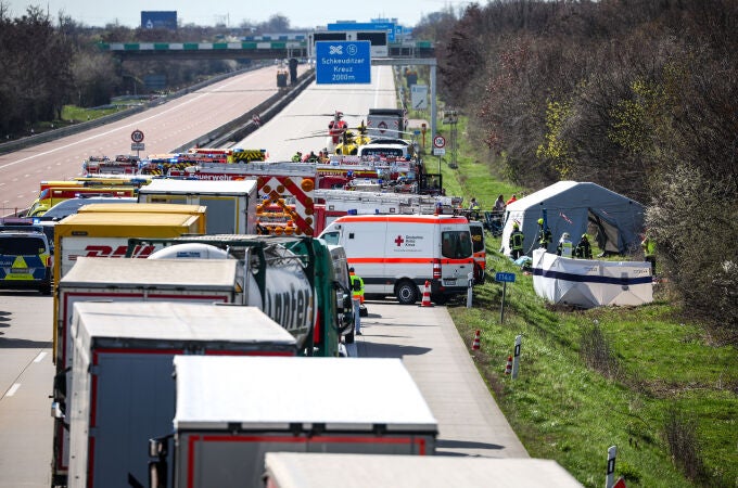 Vehículos de emergencia y helicópteros de rescate permanecen en la autopista A9 en el lugar de un accidente en el que murieron varias personas el 27 de marzo de 2024 en Schkeuditz, cerca de Leipzig, este de Alemania