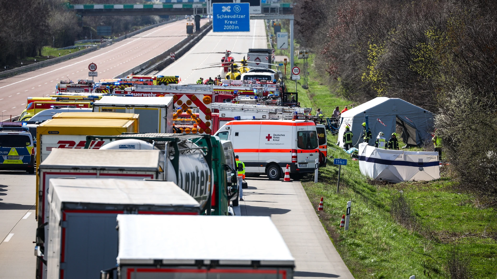 Vehículos de emergencia y helicópteros de rescate permanecen en la autopista A9 en el lugar de un accidente en el que murieron varias personas el 27 de marzo de 2024 en Schkeuditz, cerca de Leipzig, este de Alemania