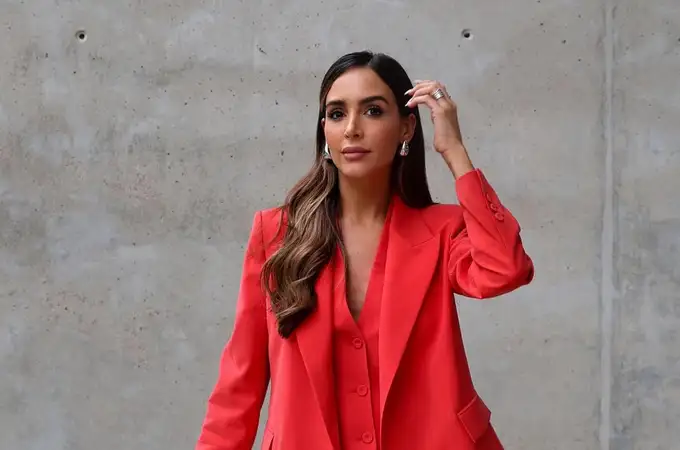 Rocío Osorno se ha comprado este traje rojo con chaleco de Mango que va a usar este Jueves Santo y también en la Feria de Abril