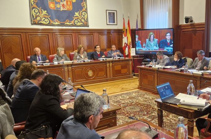 Ángeles Armisén preside el pleno del mes de marzo de la Diputación de Palencia