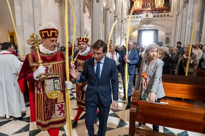 Los políticos en procesión: tradición, fervor y buen humor