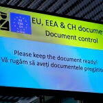 Pantalla que muestra el control para los pasajeros de la UE en el aeropuerto de Bucarest