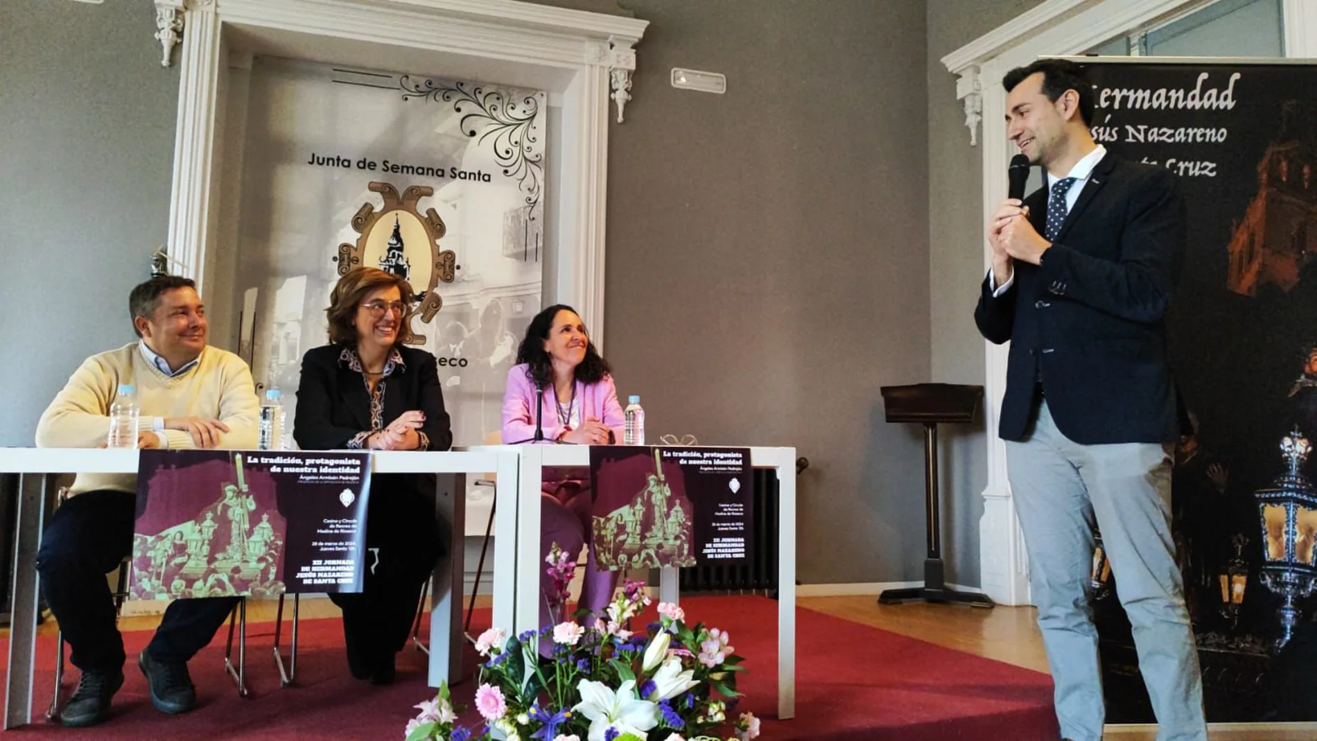 El alcalde de Medina de Rioseco, David Esteban, presenta a Ángeles Armisén antes de la conferencia 