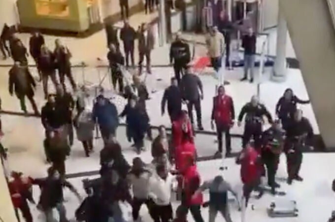 Violenta pelea en un aeropuerto de Francia 