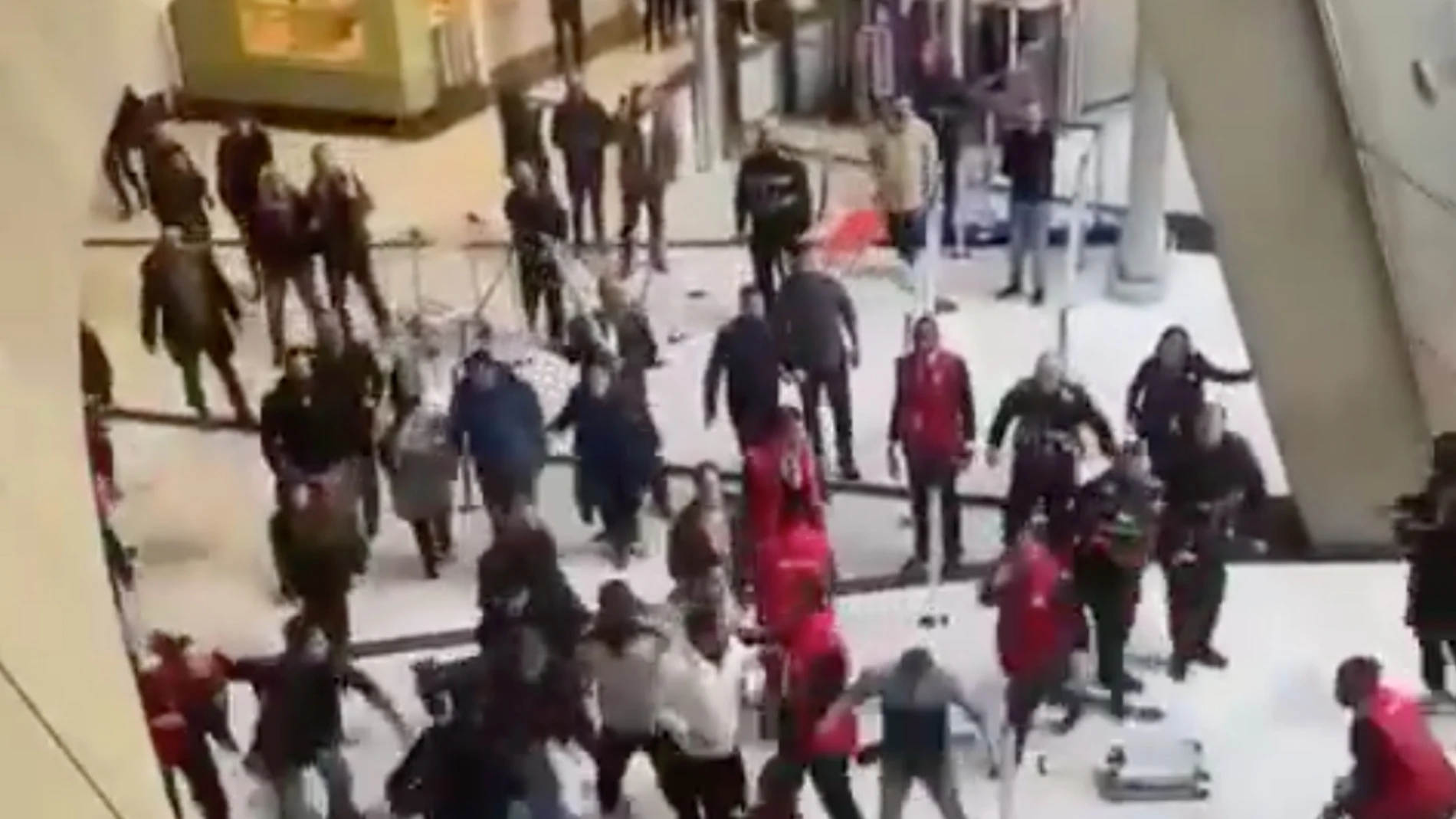 Violenta pelea en un aeropuerto de Francia 