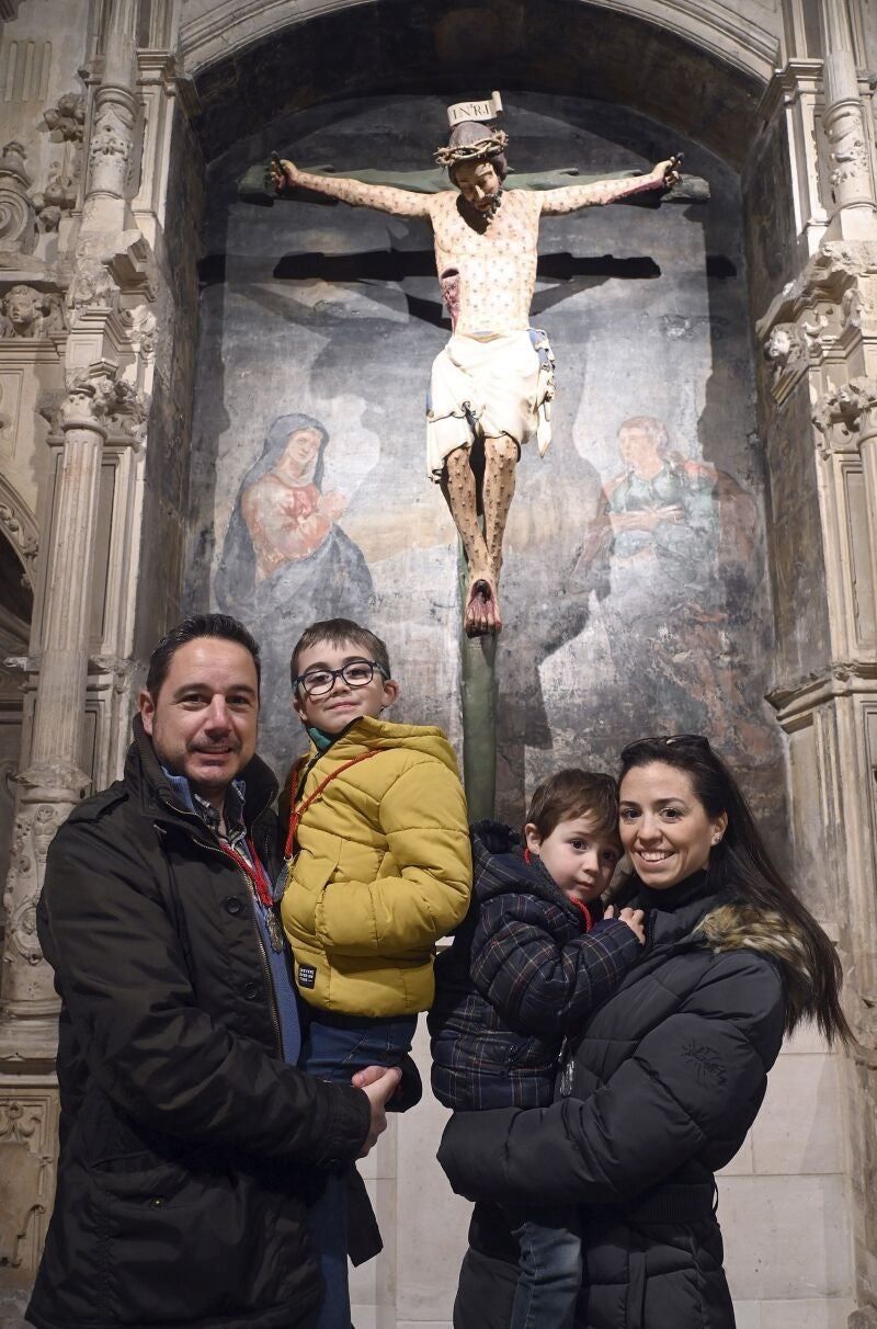 Familia de cofrades burgaleses muestra cómo se vive la Semana Santa desde una cofradía, el sentimiento que genera y cómo comparten esta tradición con sus hijos de ocho y tres años