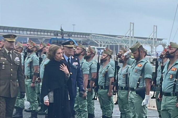 La reina Sofía pasa revista a las tropas 