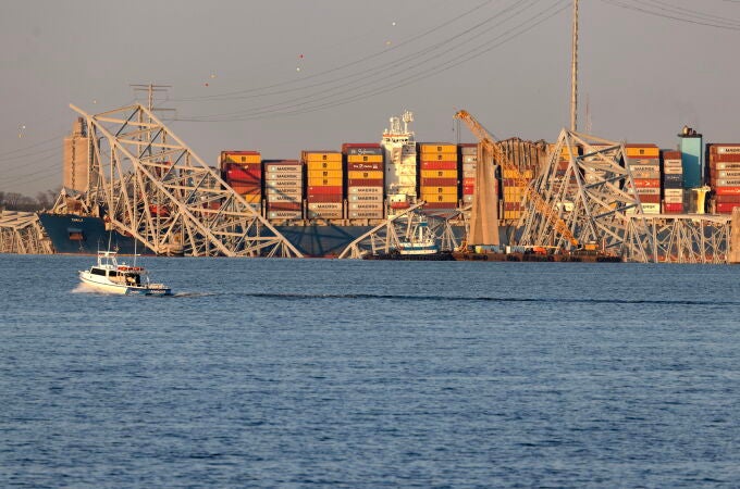 Una grúa trabaja junto al buque de carga Dali, con secciones derribadas del puente Francis Scott Key, en Baltimore